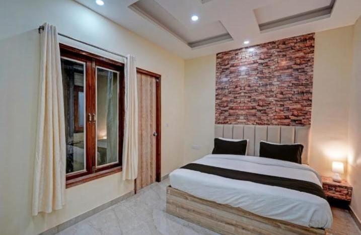 Shourya Hotel And Banquet 诺伊达 外观 照片