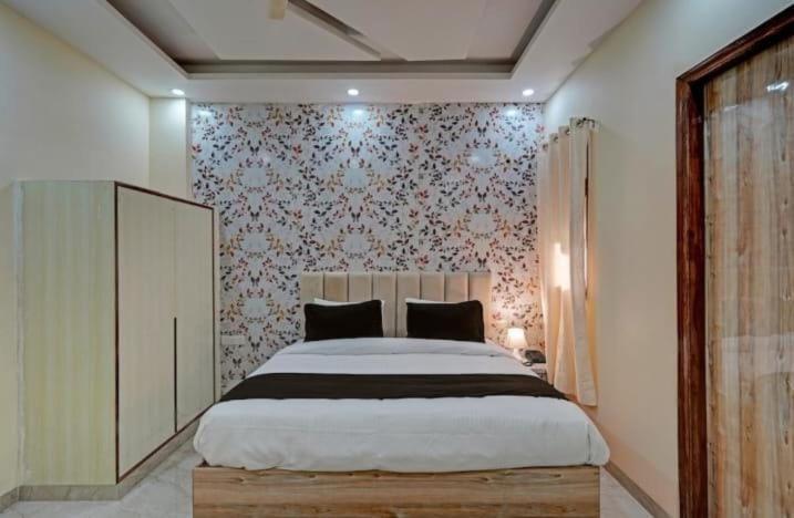 Shourya Hotel And Banquet 诺伊达 外观 照片