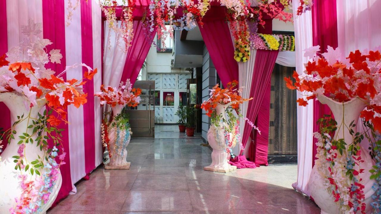 Shourya Hotel And Banquet 诺伊达 外观 照片