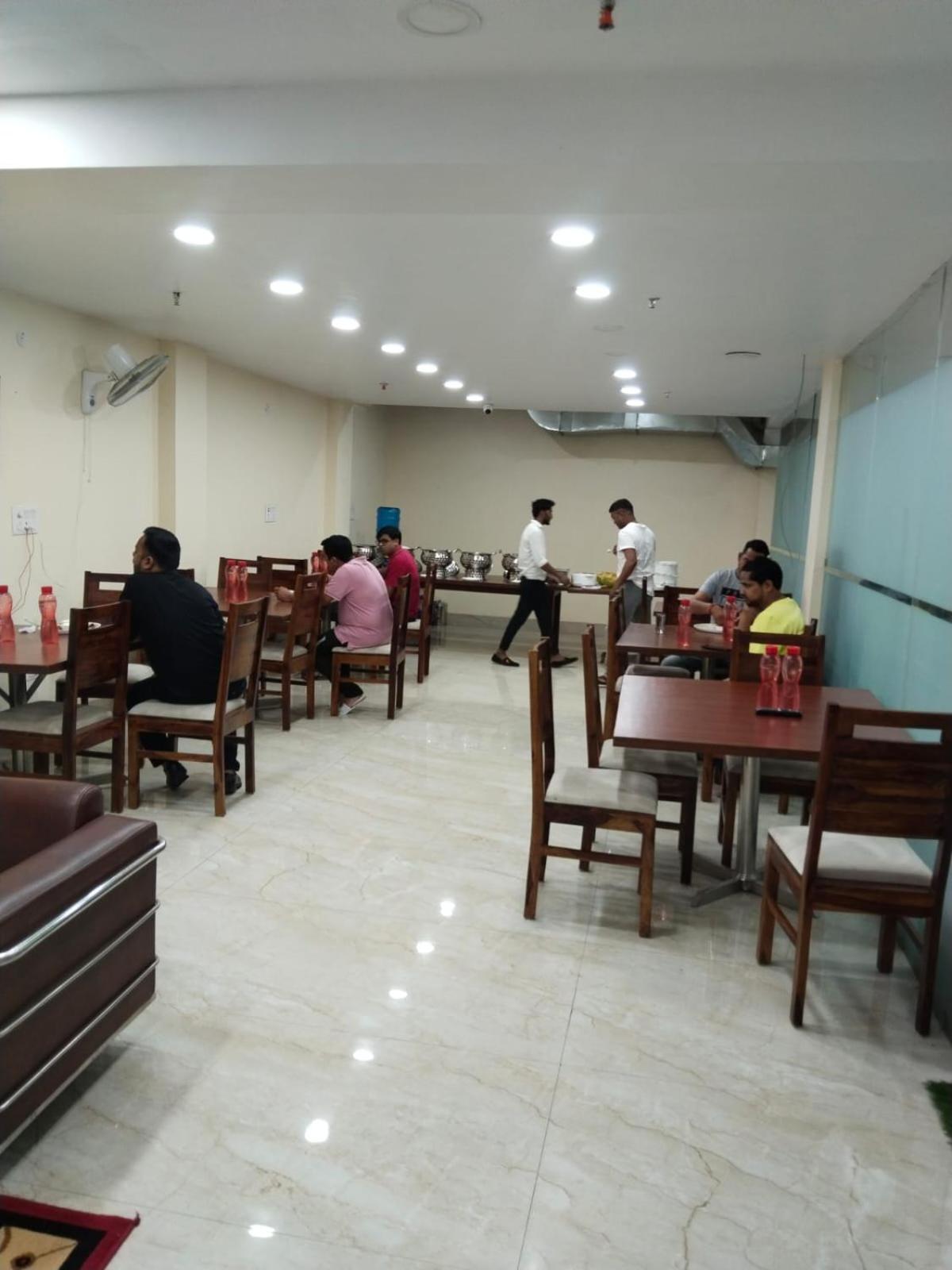 Shourya Hotel And Banquet 诺伊达 外观 照片