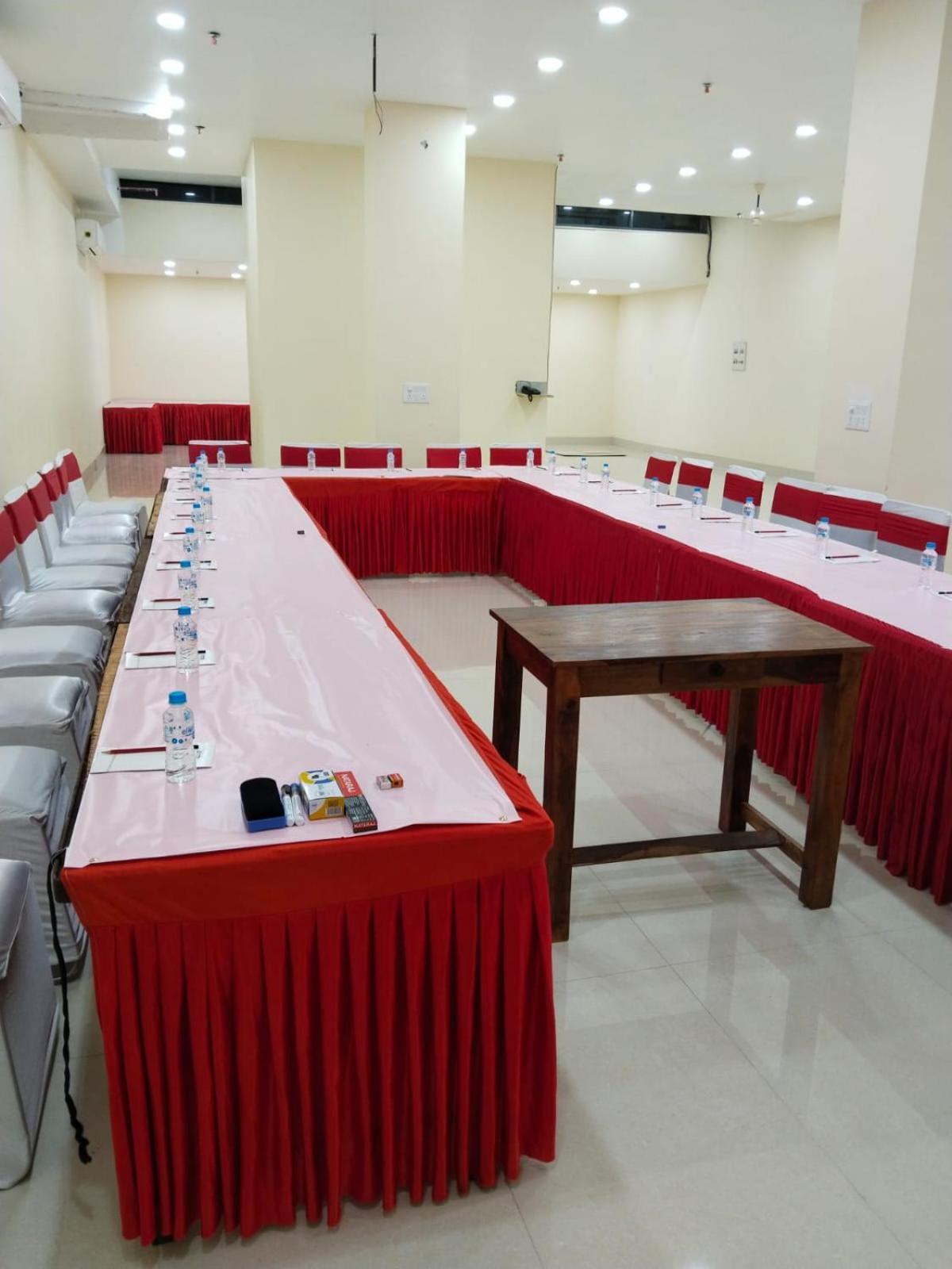 Shourya Hotel And Banquet 诺伊达 外观 照片